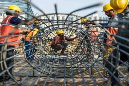 New Labor Code  :  देश में श्रम सुधारों को लेकर केंद्र सरकार ने अब तक का सबसे बड़ा और व्यापक बदलाव कर दिया है। मोदी सरकार ने श्रम से जुड़े 29 पुराने कानूनों को समाप्त करते हुए उनकी जगह 4 नए लेबर कोड लागू किए हैं, जो 21 नवंबर से पूरे देश में प्रभावी हो गए हैं। सरकार का दावा है कि ये नए कोड देश में रोजगार, श्रमिक अधिकारों और औद्योगिक संबंधों को एक नई दिशा देने में महत्वपूर्ण भूमिका निभाएंगे। चार नए लेबर कोड क्या हैं? सरकार द्वारा लागू किए गए चार नए श्रम सुधार कानून इस प्रकार हैं: वेतन संहिता (Code on Wages) औद्योगिक संबंध संहिता (Industrial Relations Code) सामाजिक सुरक्षा संहिता (Social Security Code) व्यावसायिक सुरक्षा, स्वास्थ्य और कार्य परिस्थिति संहिता (OSH Code) इन चारों कोड में पुराने बिखरे हुए कानूनों को एकीकृत किया गया है, ताकि श्रमिकों और उद्योगों के बीच प्रक्रिया को सरल और पारदर्शी बनाया जा सके। सरकार का दावा— आत्मनिर्भर भारत की दिशा में बड़ा कदम केंद्र सरकार ने कहा कि नया श्रम ढांचा देश को आत्मनिर्भर भारत की दिशा में आगे बढ़ाने में मदद करेगा। नए लेबर कोड से उद्योगों को अधिक लचीलापन मिलेगा, जबकि श्रमिकों के अधिकारों की सुरक्षा भी मजबूत होगी। क्या-क्या बदलेगा नए लेबर कोड से? 1. वेतन और कर्मचारियों की परिभाषा में बड़ा बदलाव नए कोड के तहत वेतन की नई परिभाषा लागू की गई है। बेसिक सैलरी अब कुल वेतन का कम से कम 50% होना अनिवार्य है। इससे कर्मचारियों का PF और ग्रेच्युटी फंड बढ़ेगा, हालांकि हाथ में मिलने वाली सैलरी पहले की तुलना में कुछ कम हो सकती है। 2. नियुक्ति और छंटनी की प्रक्रिया होगी सरल औद्योगिक संबंध संहिता के तहत कंपनियों को कर्मचारियों की नियुक्ति, छंटनी और रजिस्ट्रेशन प्रक्रियाओं में राहत दी गई है, जिससे उद्योगों में प्रशासनिक बोझ कम होगा। 3. श्रमिकों की सामाजिक सुरक्षा होगी मजबूत नए कानून के तहत गिग वर्कर, प्लेटफॉर्म वर्कर (जैसे—ऑनलाइन डिलीवरी पार्टनर) और अनौपचारिक क्षेत्र के कर्मचारी भी सामाजिक सुरक्षा लाभों के दायरे में आएंगे। 4. काम करने के घंटे और ओवरटाइम का नया ढांचा नए कोड में काम के घंटे को 12 घंटे तक बढ़ाने का विकल्प दिया गया है, लेकिन साप्ताहिक काम के घंटे 48 ही रहेंगे। कंपनियां कर्मचारियों को 3-दिवसीय वर्किंग वीक भी दे सकती हैं। 5. फैक्ट्रियों और कार्यस्थलों में सुरक्षा नियम कड़े OSH कोड के तहत कार्यस्थलों में सुरक्षा, स्वास्थ्य और कामकाज की स्थिति को बेहतर बनाना अनिवार्य कर दिया गया है। क्यों जरूरी थे ये बदलाव? सरकार का कहना है कि भारत में पहले श्रमिकों से जुड़े कानून बहुत बिखरे और जटिल थे। इससे उद्योगों को परेशानी होती थी और श्रमिकों को भी उनके अधिकारों का पूरा लाभ नहीं मिल पाता था। नए कोड से व्यवस्था सरल, डिजिटल और पारदर्शी होगी। कर्मचारियों और उद्योग जगत की प्रतिक्रिया New Labor Code