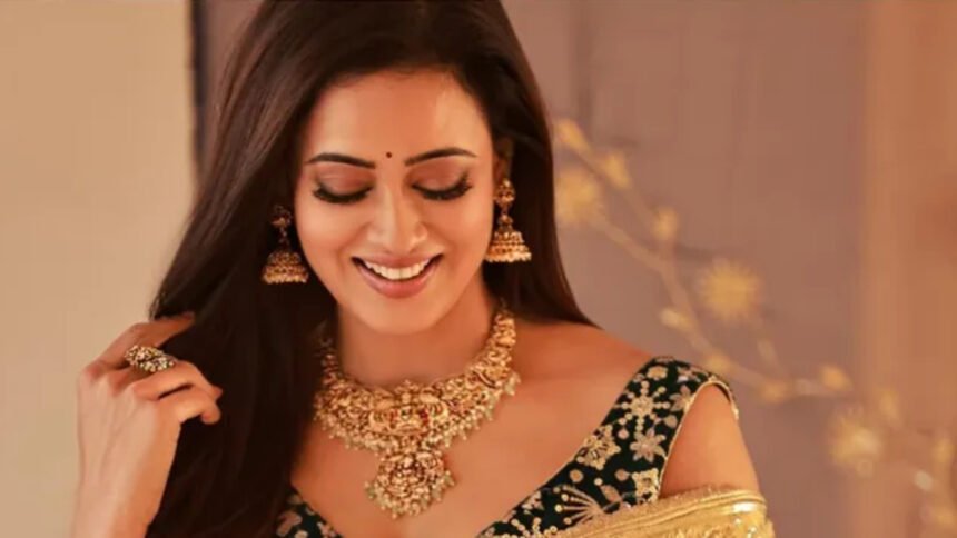 Shweta Tiwari did a photoshoot in a sleeveless blouse; fans said, "You look stunning."